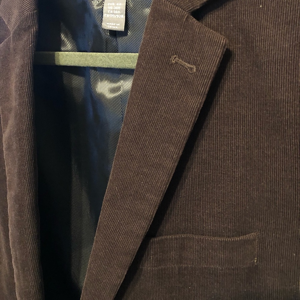 Men’s brown sports coat